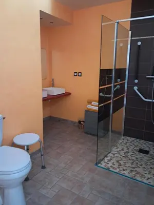 Salle de bains dans l'établissement LES COTEAUX DE VIGNY