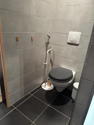 Salle de bains dans l'établissement Charmant cocon iodé cosy au centre de La Rochelle - marché au bout de la rue à 1 min, lumineux et complet avec TV et Wifi