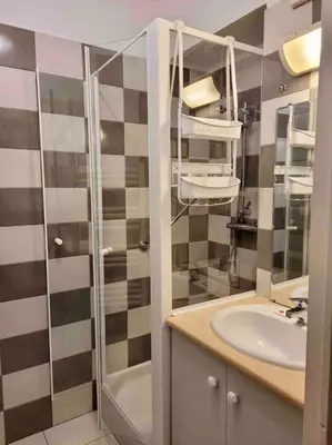 Salle de bains dans l'établissement Le Coin du Curiste - Port de Plaisance
