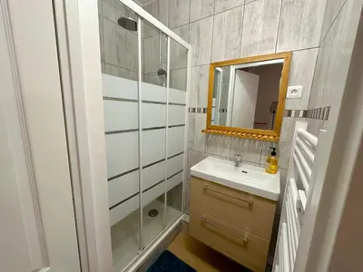 Salle de bains dans l'établissement ღ Hubble • Au cœur de Saintes, Spacieux & Wifi