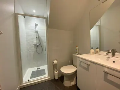 Salle de bains dans l'établissement Appt neuf RDC 2 chbres Angoulême-Soyaux