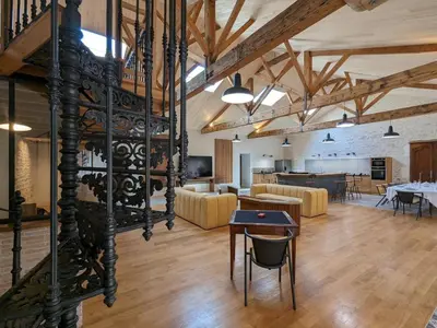 Cuisine ou kitchenette dans l'établissement Maison lumineuse avec cuisine équipée, 3 chambres avec SDE & WC privatifs, garage et Wifi - Jarnac - FR-1-653-246