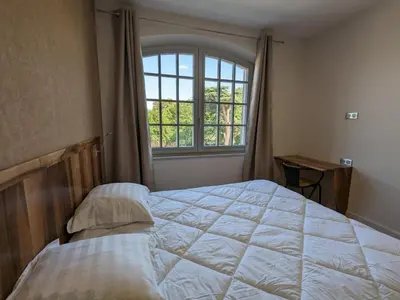 Un ou plusieurs lits dans un hébergement de l'établissement Maison lumineuse avec cuisine équipée, 3 chambres avec SDE & WC privatifs, garage et Wifi - Jarnac - FR-1-653-246