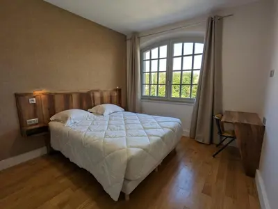 Un ou plusieurs lits dans un hébergement de l'établissement Appartement lumineux pour 4 pers., centre-ville, équipements bébé, WiFi, garage, dégustation truffes offertes - FR-1-653-247
