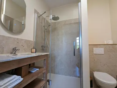 Salle de bains dans l'établissement Appartement lumineux pour 4 pers., centre-ville, équipements bébé, WiFi, garage, dégustation truffes offertes - FR-1-653-247