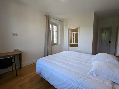 Un ou plusieurs lits dans un hébergement de l'établissement Appartement lumineux pour 4 pers., centre-ville, équipements bébé, WiFi, garage, dégustation truffes offertes - FR-1-653-247