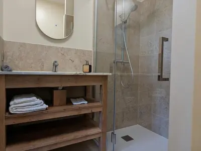 Salle de bains dans l'établissement Appartement lumineux pour 4 pers., centre-ville, équipements bébé, WiFi, garage, dégustation truffes offertes - FR-1-653-247