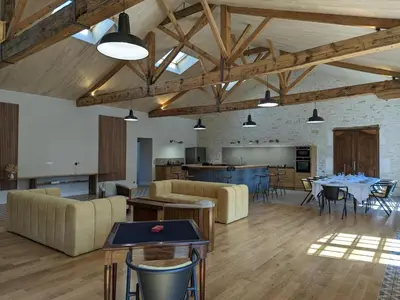 Coin salon dans l'établissement Appartement lumineux pour 4 pers., centre-ville, équipements bébé, WiFi, garage, dégustation truffes offertes - FR-1-653-247