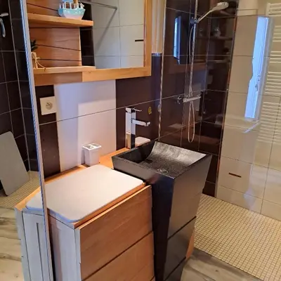Salle de bains dans l'établissement LES BOUCHOLEURS