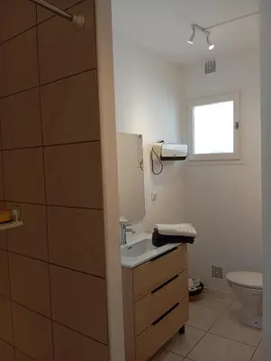 Salle de bains dans l'établissement LE VILLAGE DU PARC