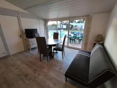 Télévision ou salle de divertissement dans l'établissement Gîte du Midi de Saint-Porchaire - Charmante maison de vacances avec piscine chauffée