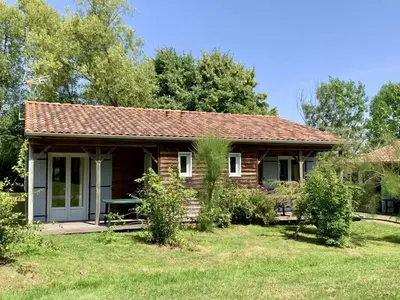 Jardin de l'établissement ZEcamping 3 animaux acceptés piscine snack bar et restaurant