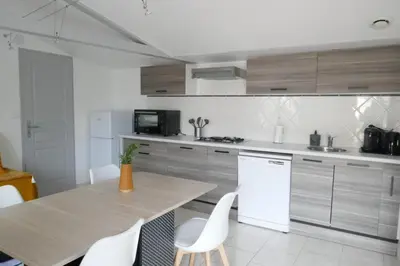 Cuisine ou kitchenette dans l'établissement Le romarin
