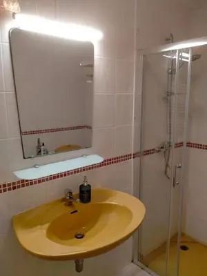 Salle de bains dans l'établissement L'oree du Bois - Chambres independante