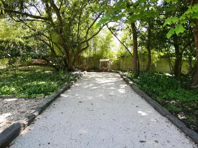 Jardin de l'établissement LE REPAIRE DU CLAIN gîte 4 étoiles pour 14 personnes avec piscine proche du Futuroscope