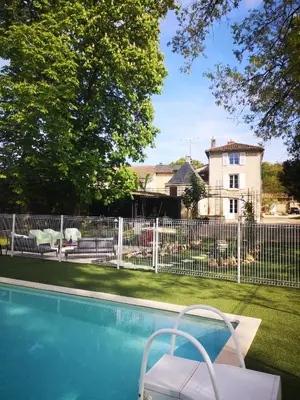 Piscine de l'établissement LE REPAIRE DU CLAIN gîte 4 étoiles pour 14 personnes avec piscine proche du Futuroscope ou située à proximité