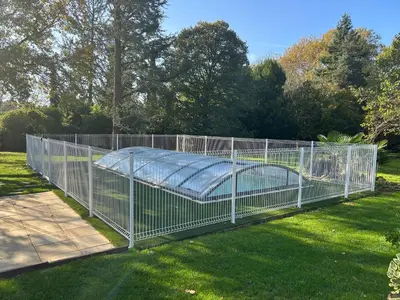Jardin de l'établissement LE REPAIRE DU CLAIN gîte 4 étoiles pour 14 personnes avec piscine proche du Futuroscope