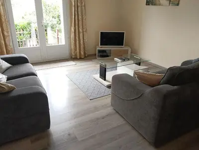 Télévision ou salle de divertissement dans l'établissement Les fins bois
