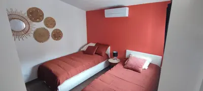 Un ou plusieurs lits dans un hébergement de l'établissement Charmante maison de plain-pied