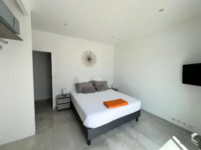 Télévision ou salle de divertissement dans l'établissement MAISON CONTEMPORAINE proche Chatelaillon plage