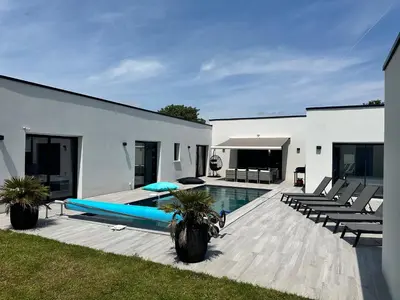 Piscine de l'établissement MAISON CONTEMPORAINE proche Chatelaillon plage ou située à proximité