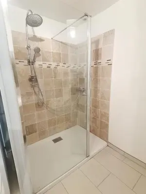 Salle de bains dans l'établissement Gîtes Le Chemin du Romarin
