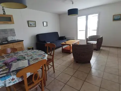 Coin salon dans l'établissement Gîtes Le Chemin du Romarin