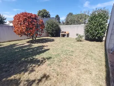 Jardin de l'établissement Gîtes Le Chemin du Romarin