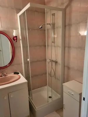 Salle de bains dans l'établissement Chambre dans meublé tout équipé