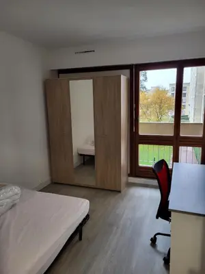 Un ou plusieurs lits dans un hébergement de l'établissement Chambre dans meublé tout équipé