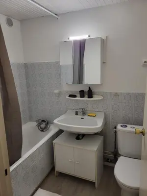Salle de bains dans l'établissement Chambre dans meublé tout équipé
