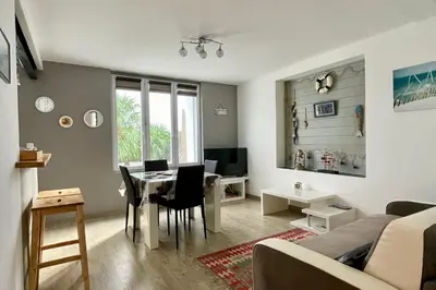 Télévision ou salle de divertissement dans l'établissement Appartement avec terrasse