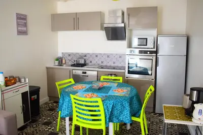 Cuisine ou kitchenette dans l'établissement Logement cozy proche du centre-ville