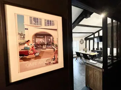 Restaurant ou autre lieu de restauration dans l'établissement Bel appartement - 2 chambres - Proche du vieux marché