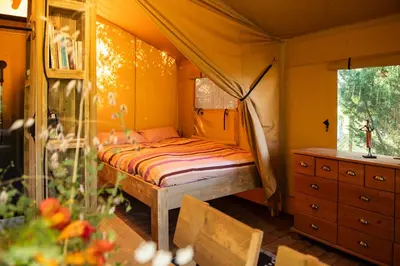 Un ou plusieurs lits dans un hébergement de l'établissement La Jolie Longère Fleurie Lodge avec piscine et jardin