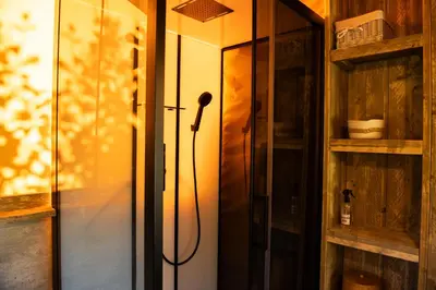 Plan de l'établissement La Jolie Longère Fleurie Lodge avec piscine et jardin