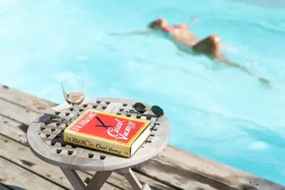 Piscine de l'établissement La Jolie Longère Fleurie Roulotte avec piscine et grand jardin ou située à proximité