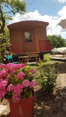 Jardin de l'établissement La Jolie Longère Fleurie Roulotte avec piscine et grand jardin