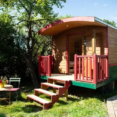 La Jolie Longère Fleurie Roulotte avec piscine et grand jardin