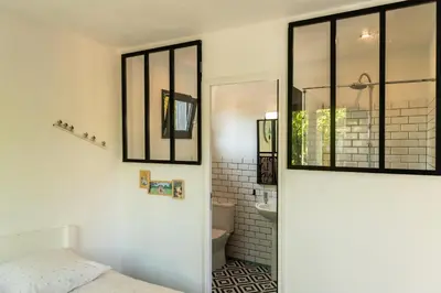 Un ou plusieurs lits dans un hébergement de l'établissement La Jolie Longère Fleurie Tiny house avec piscine et jardin