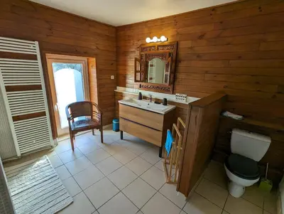 Salle de bains dans l'établissement La maison de Joe