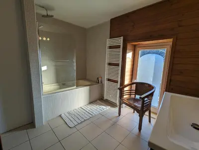 Salle de bains dans l'établissement La maison de Joe
