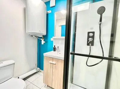 Salle de bains dans l'établissement Le petit Penon ~ T1 Bis avec parking /clim /Fibre