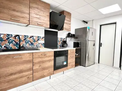 Cuisine ou kitchenette dans l'établissement Le Grand Penon ~ Logement Spacieux à 6 min du Parc