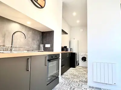 Cuisine ou kitchenette dans l'établissement La Ribaudière Maison de ville à 5 min Futuroscope