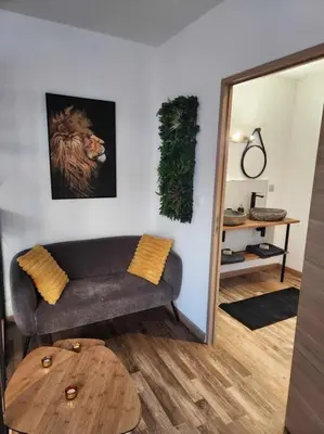 Coin salon dans l'établissement Cocon pour 2 avec jacuzzi