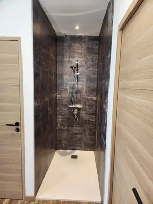 Salle de bains dans l'établissement Cocon pour 2 avec jacuzzi