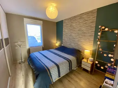Un ou plusieurs lits dans un hébergement de l'établissement Maison chic avec Jacuzzi & Jardin Paisible