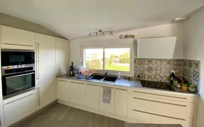 Cuisine ou kitchenette dans l'établissement Maison chic avec Jacuzzi & Jardin Paisible