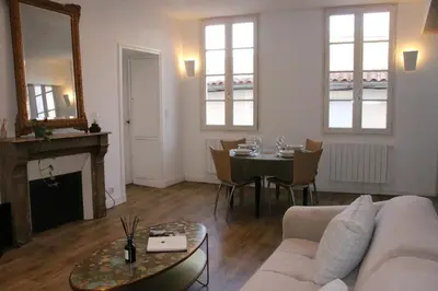 Coin salon dans l'établissement Magnifique appartement - Hyper centre Vieux Cognac